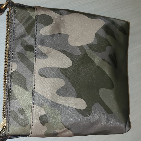 Tommy Hilfiger camo, crossbody. - Picture 6 of 8